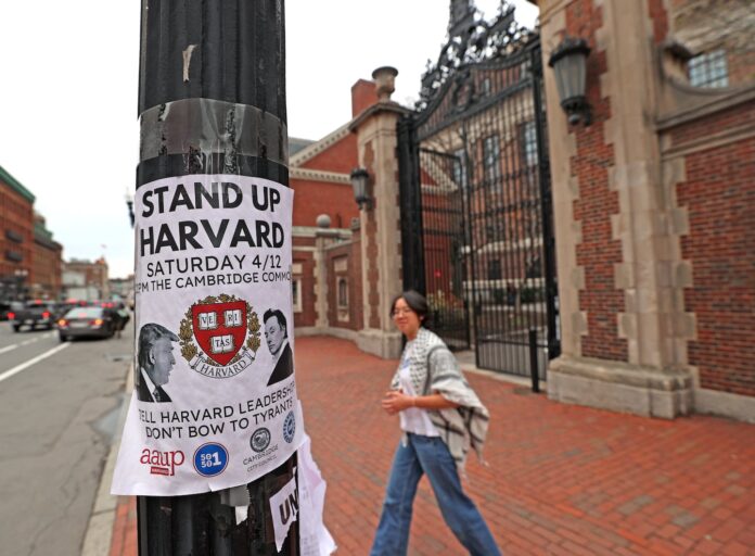 Um pôster nos arredores de Harvard Yard sobre o protesto do fim de semana passado pedindo a Harvard a enfrentar a pressão da Casa Branca.
